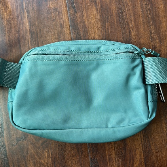 Lululemon Belt Bag 1L- BRAND NEW - Picture 2 of 5